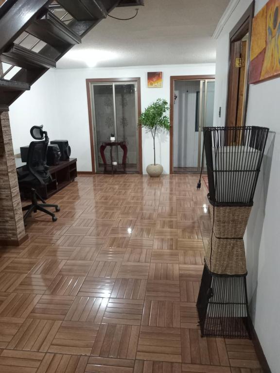 圣地亚哥La casa di Gio的一间铺有硬木地板的空房间