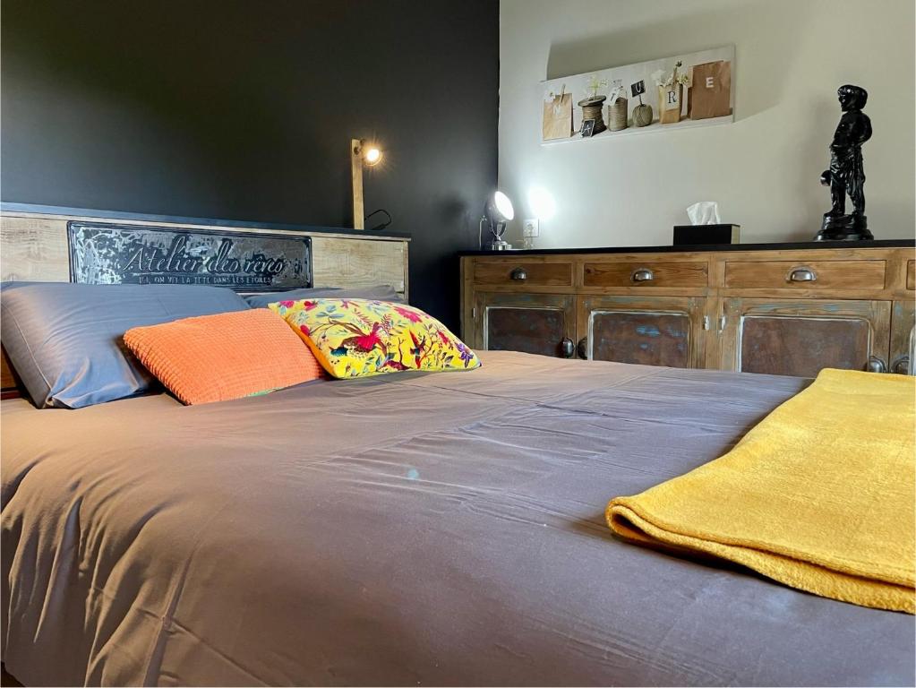 Puimoisson匹吉奥尼尔班农斯住宿加早餐旅馆的一间卧室配有一张大床和一个木制梳妆台