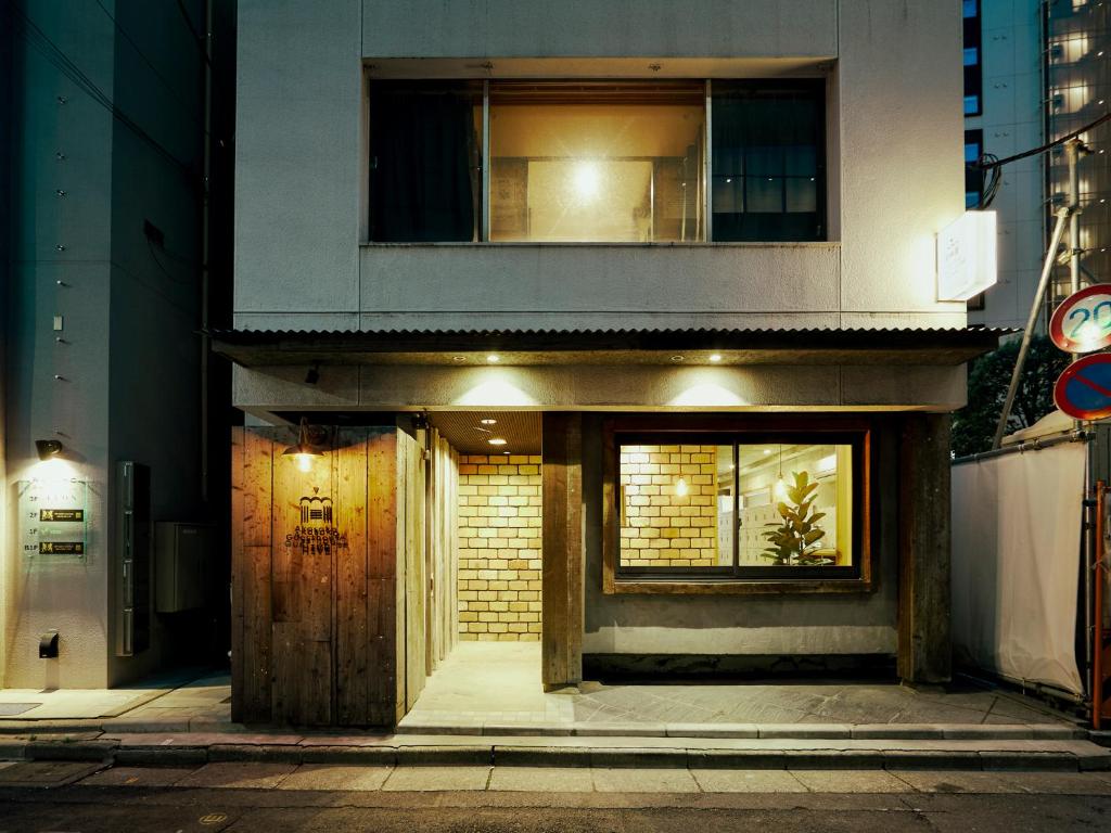 东京Akasaka Guesthouse HIVE的一座带木门和窗户的建筑