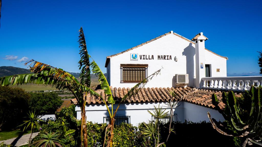 塔里法Rural Tarifa Villa María的白色的建筑,上面有标志