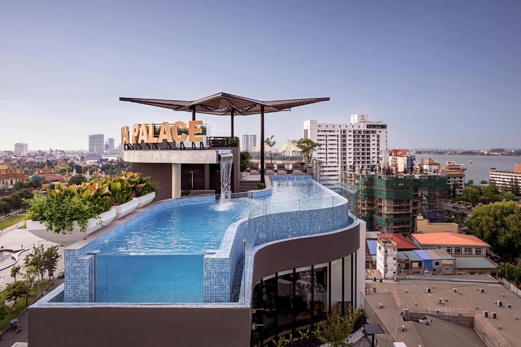 金边Chaiya Palace Hotel的一座大楼顶部的游泳池