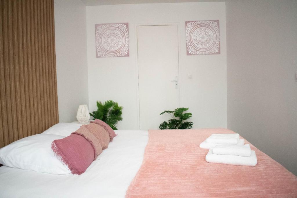 博韦Le Cosy - Centre Ville - 2 pièces的一间卧室配有带毛巾的床