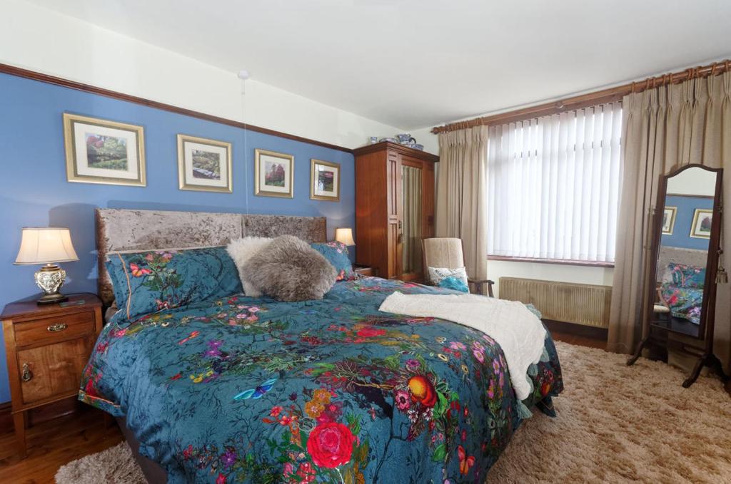 利斯卡德特格达尔住宿加早餐旅馆的一间卧室配有一张带花卉床罩的床