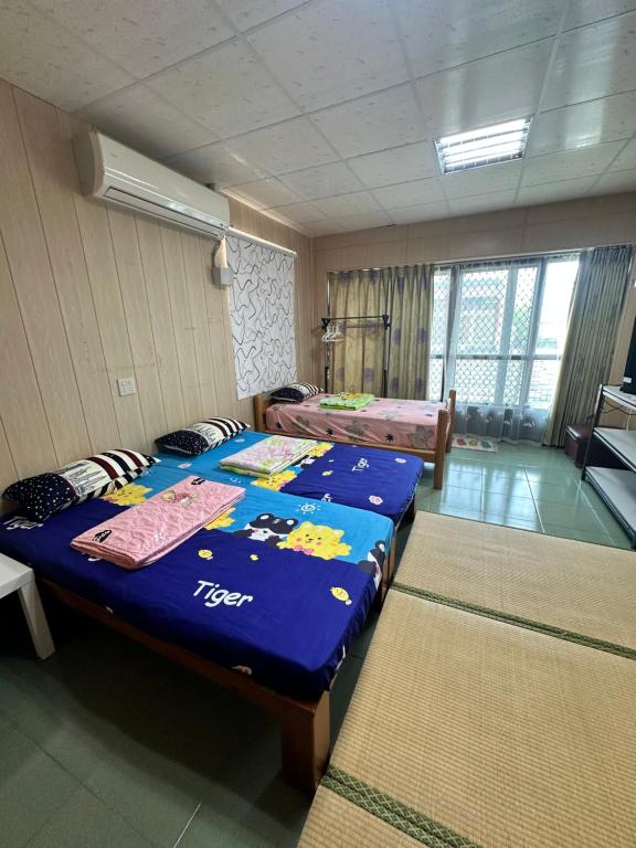Fang-liao枋寮枋居背包客棧Fang Ju Backpackers的一间卧室,配有两张床