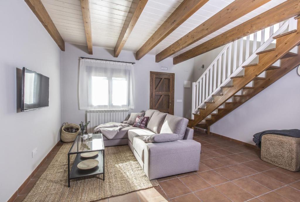 阿尔巴拉辛Senda del Cabrerizo的带沙发和楼梯的客厅
