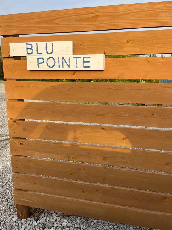 南房总市Blu Pointe的木栅栏,上面有读取点的标志