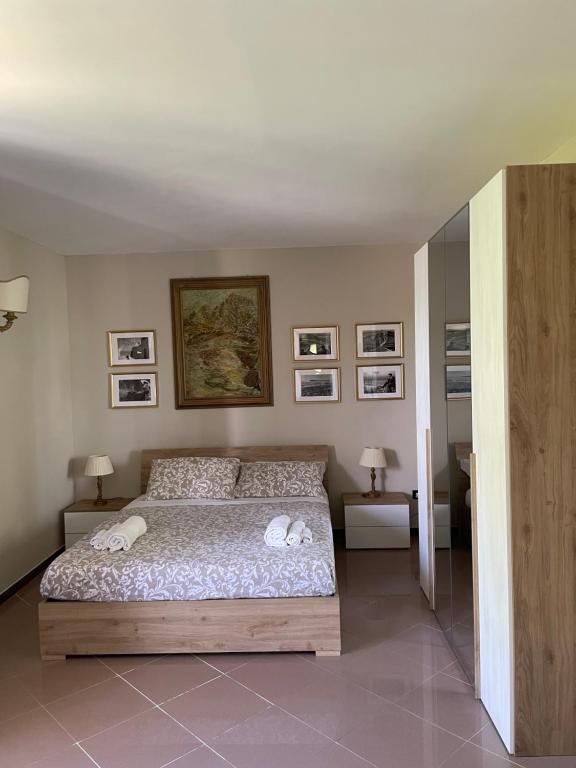 冯塔尼比安奇Fontane Bianche Guest Rooms的卧室配有一张床,墙上挂有图片