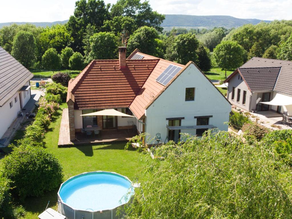 西格利盖特Rusztikus Nyaralóház的享有房子和游泳池的空中景致