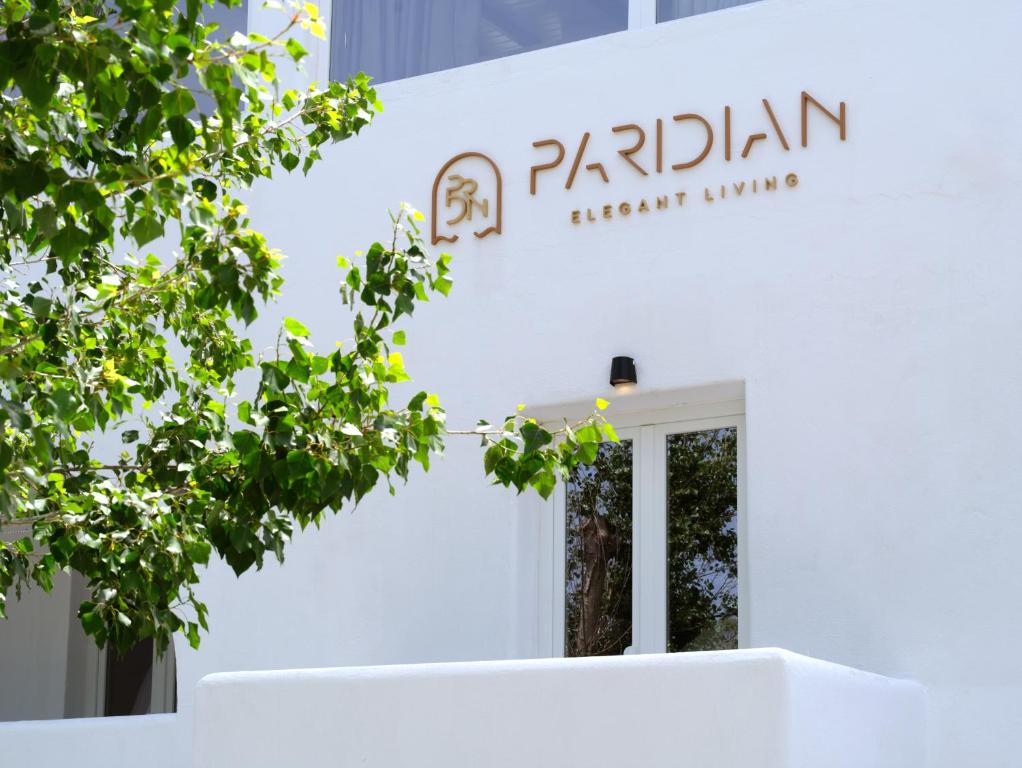 帕罗斯岛Paridian Elegant Living的白色的建筑,带有教区急诊室的标志