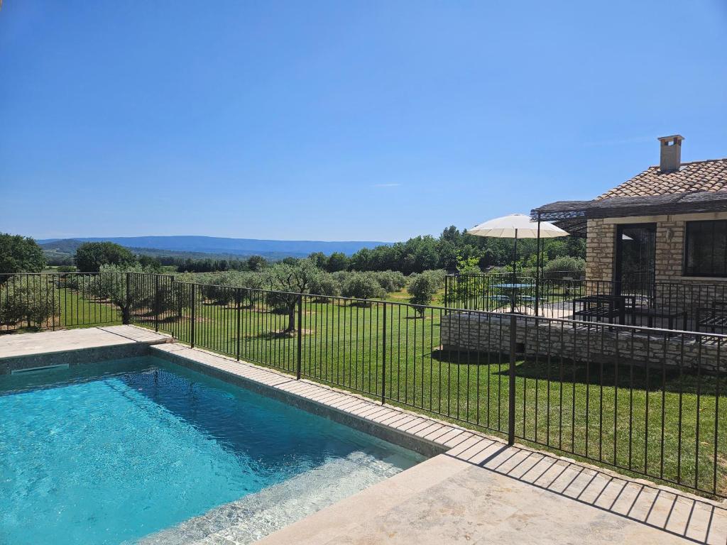 戈尔德Bastide Toujours Dimanche, Maison de vacances avec vue & piscine privée的院子中游泳池周围的围栏