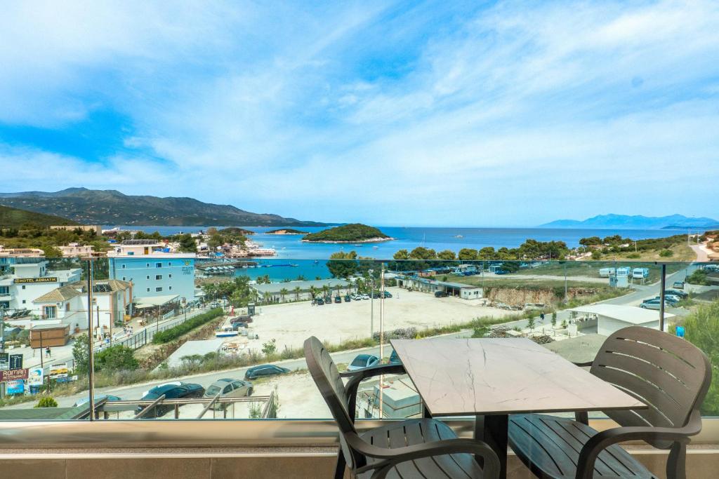 卡萨米尔Hotel Afa的阳台配有桌椅,享有海景。