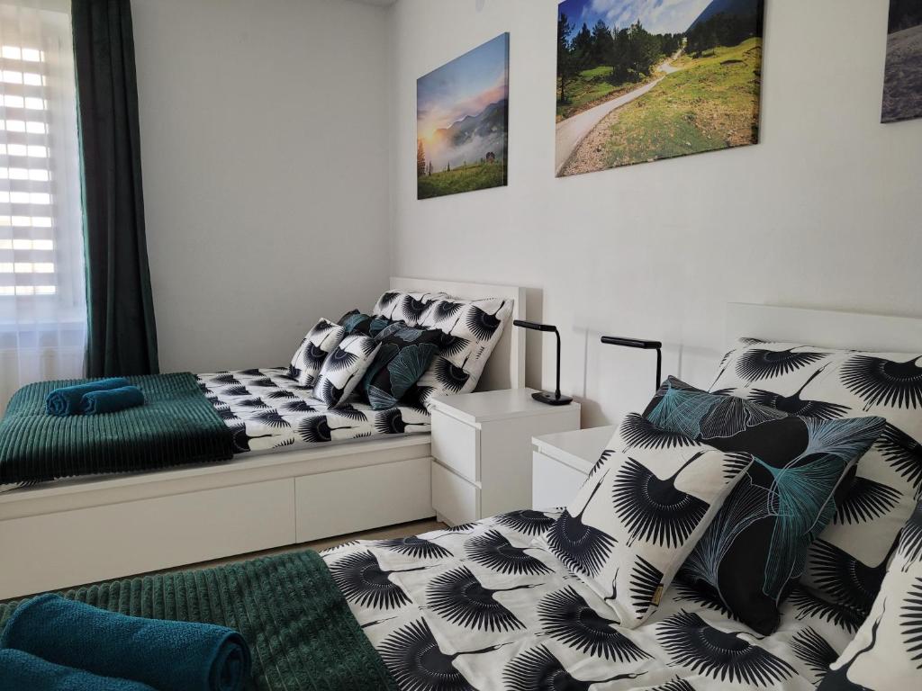 文盖尔斯卡－古尔卡Apartament BESKIDLOVE的一间卧室配有两张床和枕头