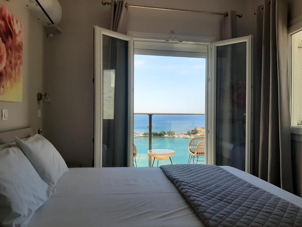 毕达哥利翁OLYMPIADA View 1的一间卧室配有一张床,享有海景