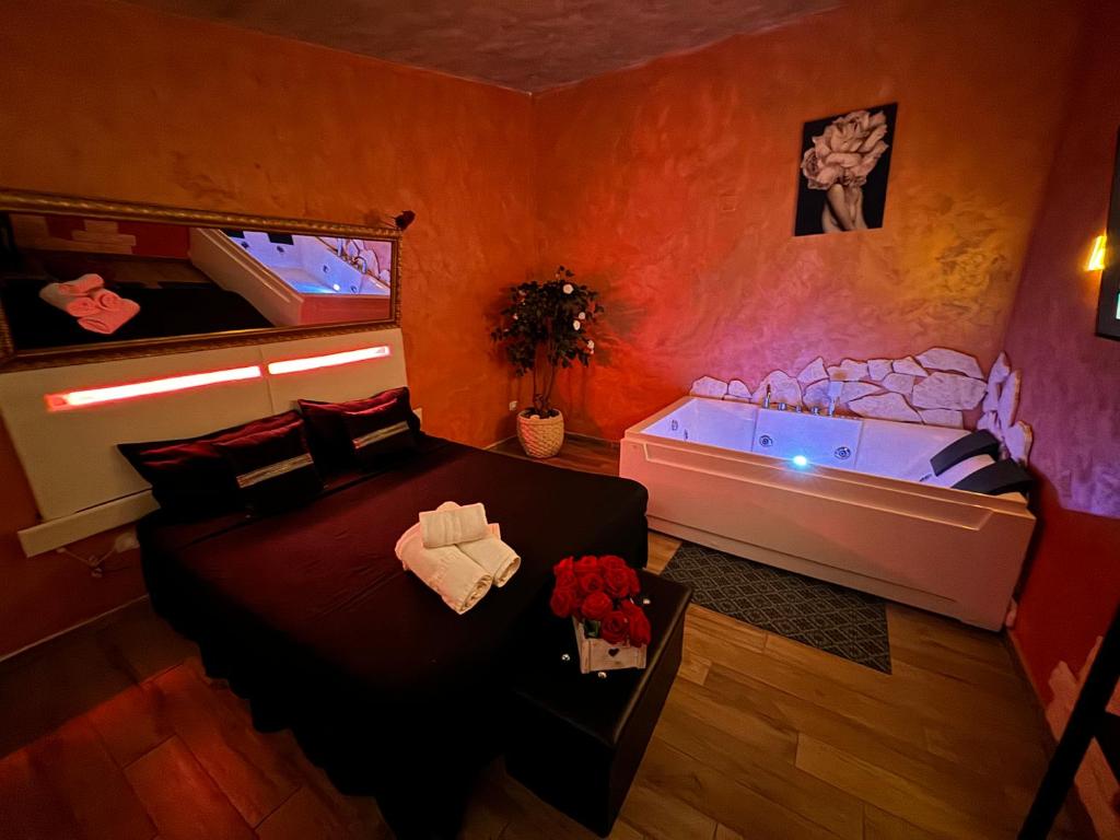 San SilvestroAtena B&B APARTMENTS Gold的一间卧室配有一张床和浴缸