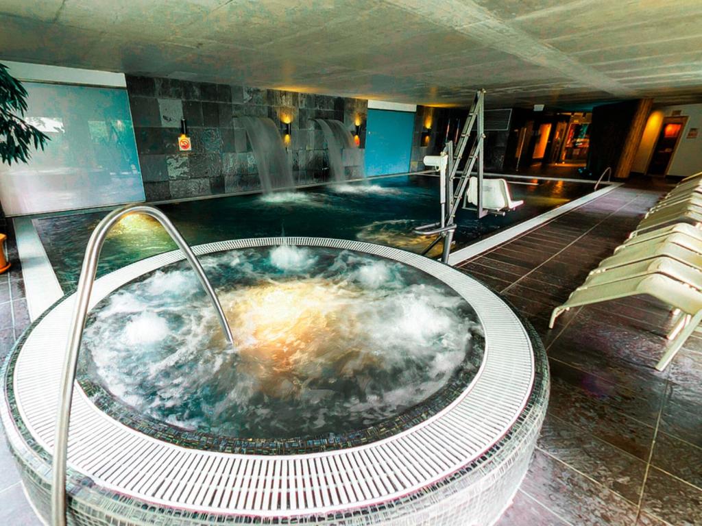 包道乔尼托毛伊邦尼欧拜德埃格萨米酒店的热水浴池位于客房中间