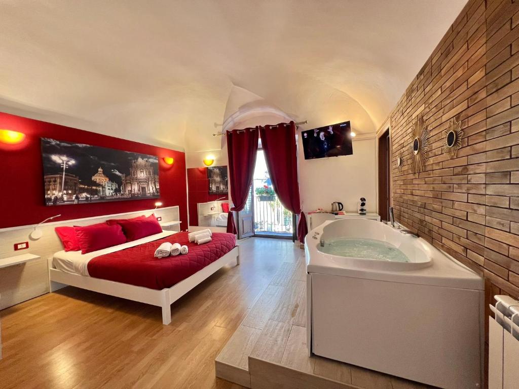 卡塔尼亚CANTU' SUITE的一间卧室配有一张床和浴缸