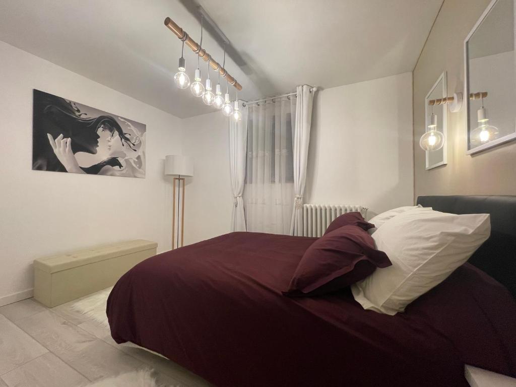 巴涅尔-德吕雄Gîte pour 8 personnes proche des télécabines的一间卧室配有一张带紫色床单和枕头的床。
