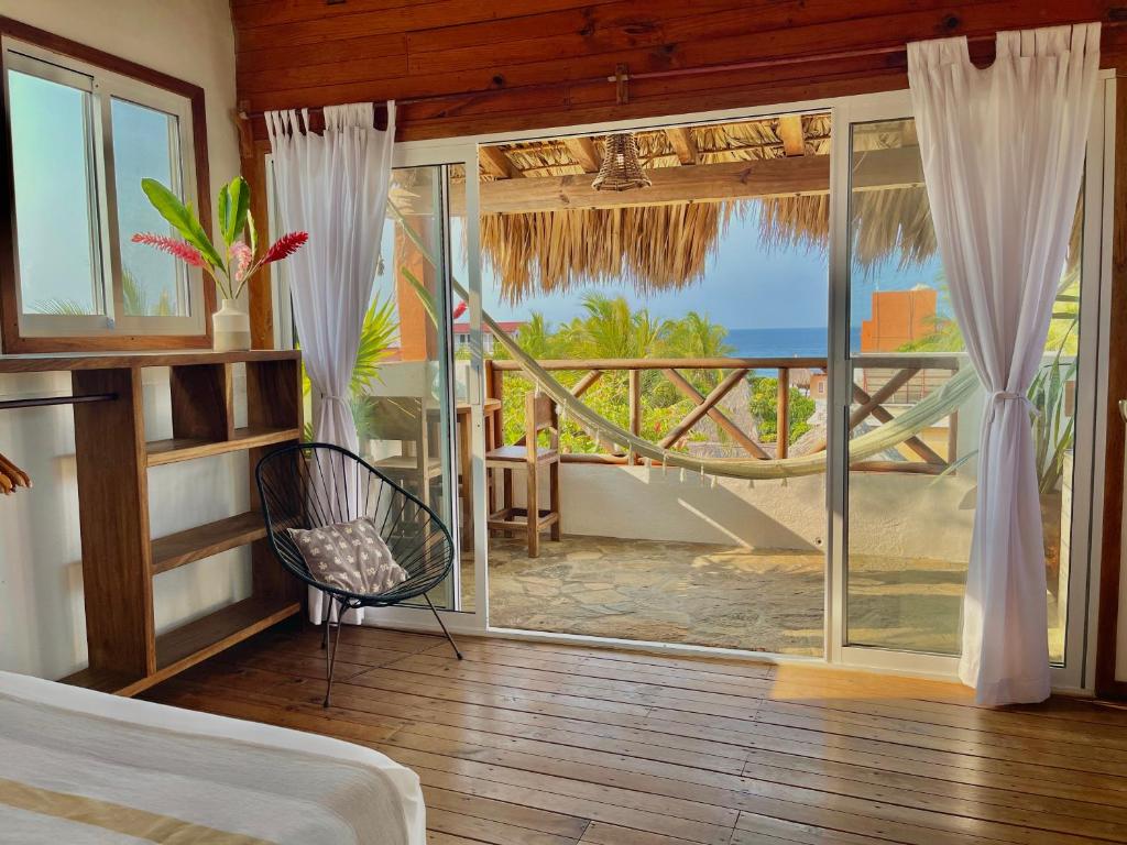 兹波利特Hotel Casa Mixteca的一间卧室配有一张床,享有海景