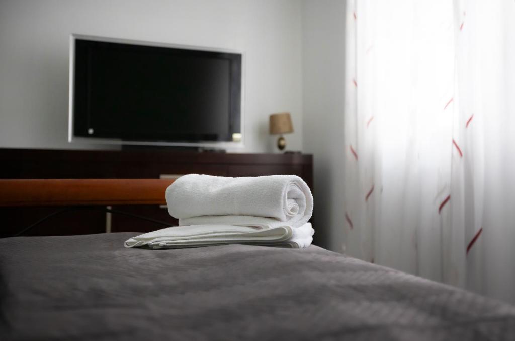 拉伊格鲁德Zakątek River的客房设有1张带平面电视的床。