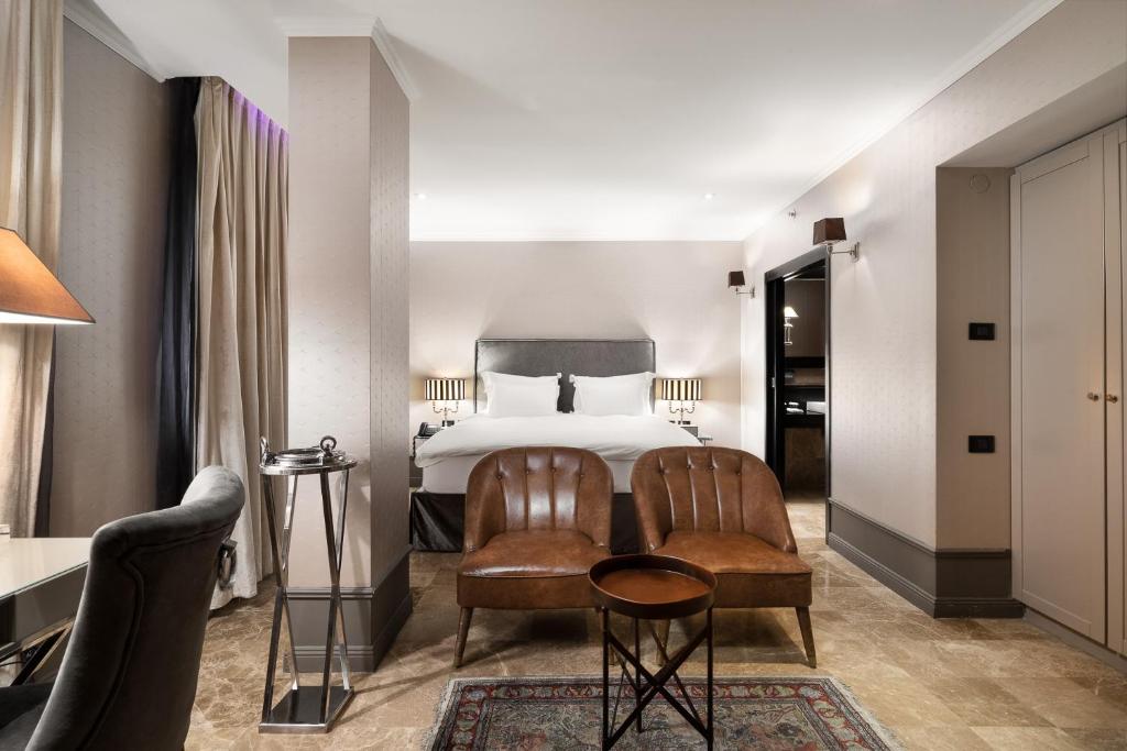 特拉维夫北德凯Ｂ酒店的酒店客房,配有一张床和两把椅子