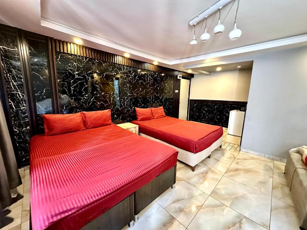 TaksimGolden Prince Hotel Taksim的一间设有两张床和一张沙发的房间
