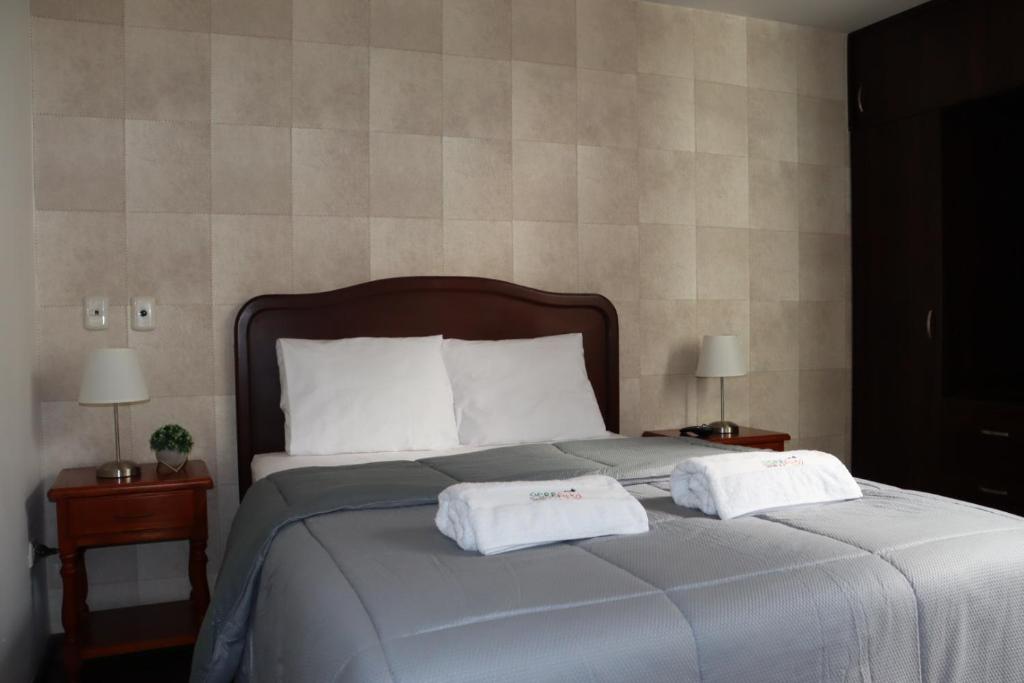 奇瓦伊Hotel Sierra Alta Colca的一间卧室配有一张床,上面有两条毛巾