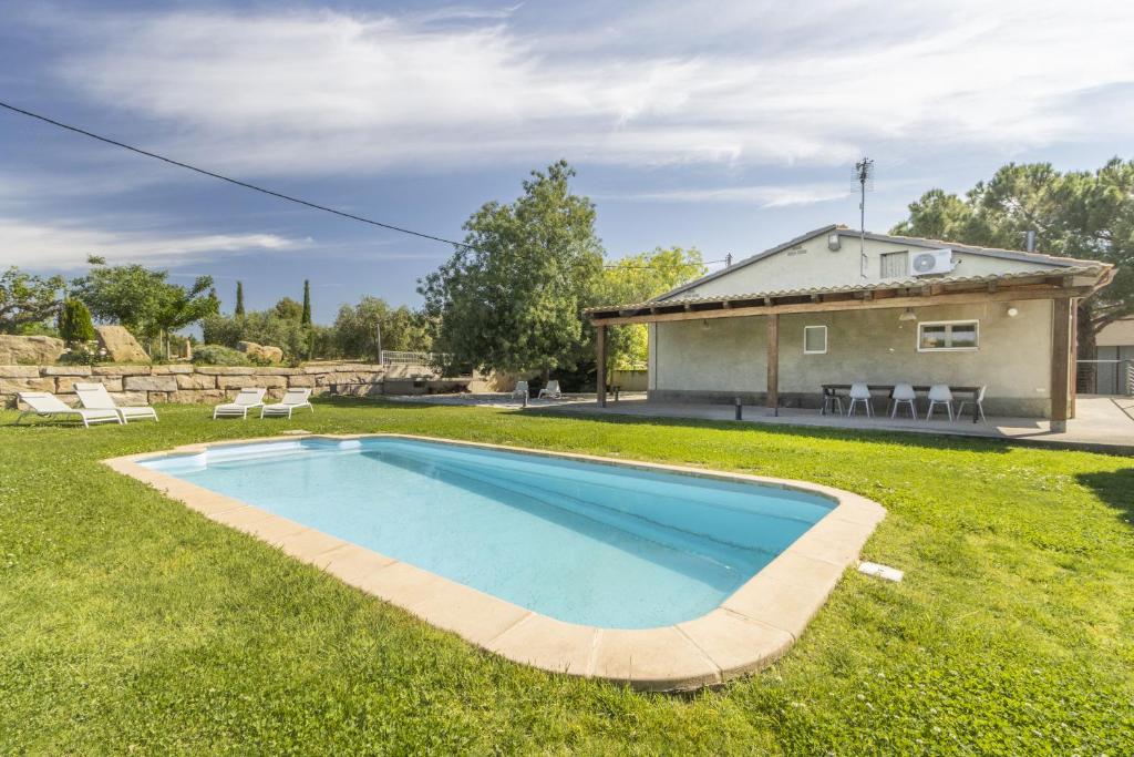 弗拉加Mas de l' Anneta的一座房子的院子内的游泳池