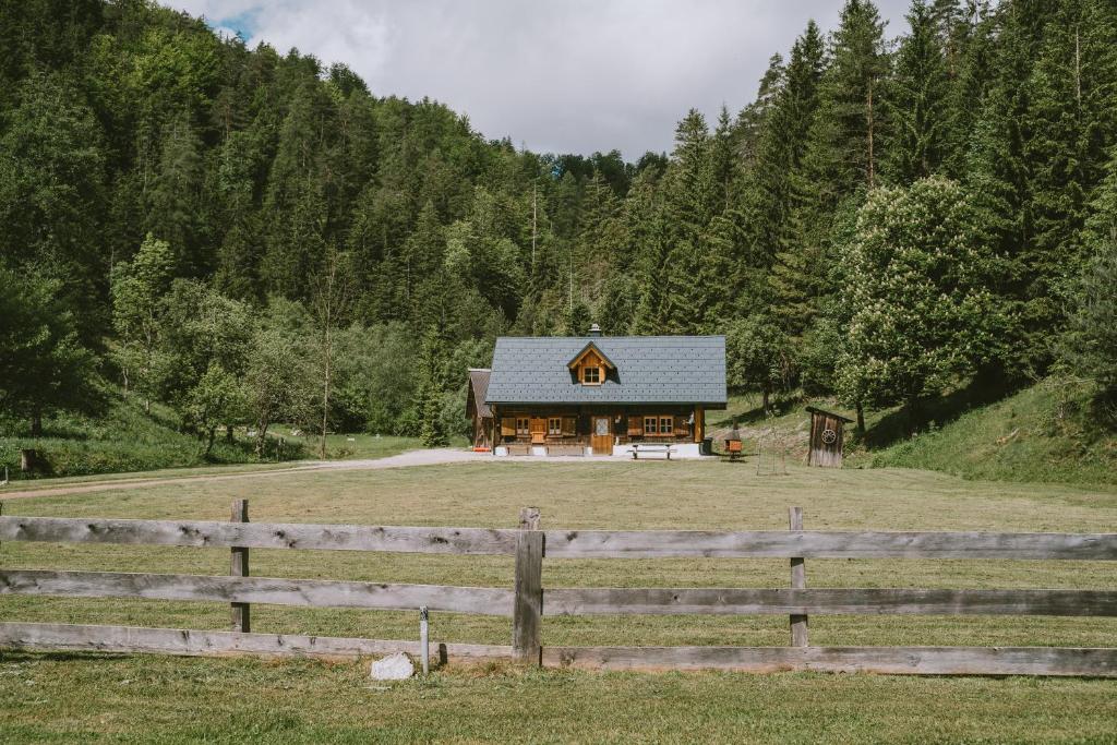 维尔达尔彭NaturparkResort s`Keuscherl的田间中带围栏的房子