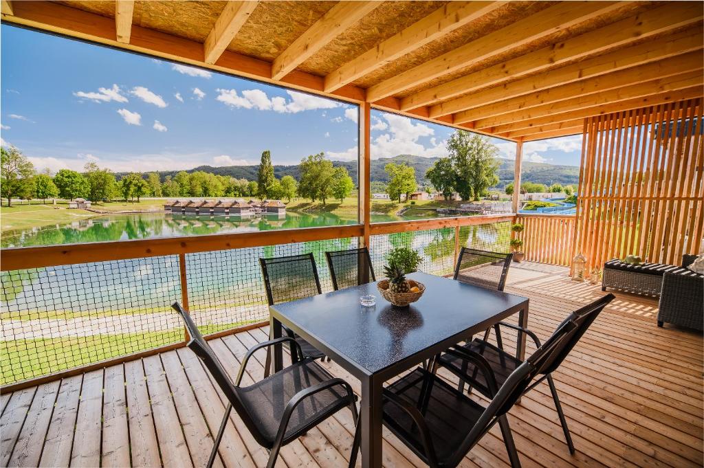 卡特兹奥布萨维DELUXE Lake View Mobile Homes with Thermal Riviera Tickets的观景甲板上的桌椅