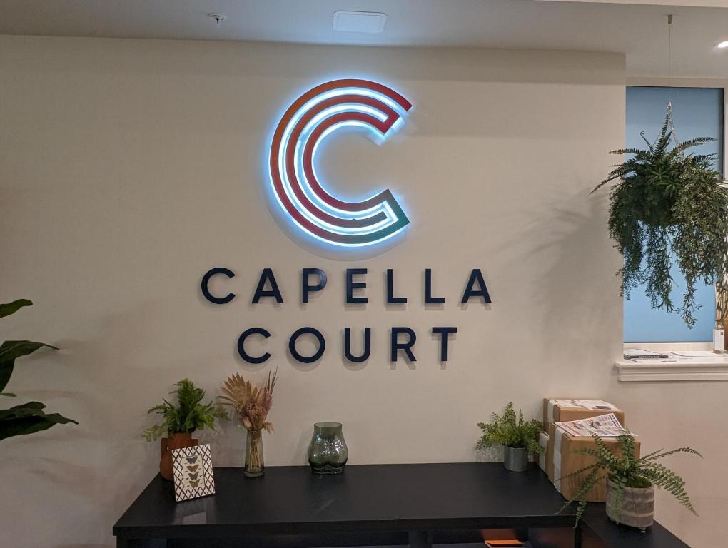 珀利Stunning 1 Bed Studio Flat With FREE PARKING and FREE WIFI in Capella Court Purley的墙上卡佩拉球场的标志