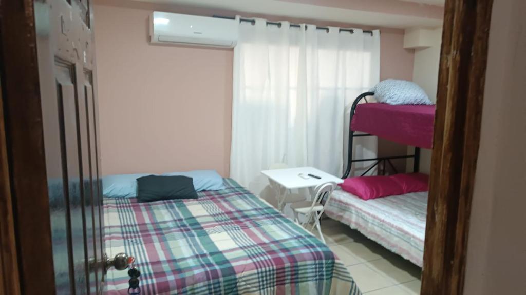 圣萨尔瓦多Comfort Home Escalón的一间卧室设有两张双层床和一扇窗户。
