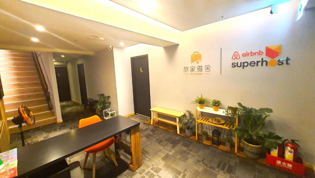 台北THeResidence 旅家雅舍的墙上有桌椅和标志的办公室
