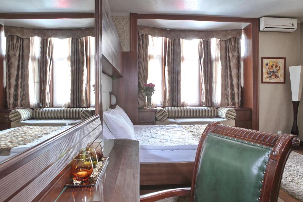 贝尔格莱德维拉特雷兹吉酒店的客房设有床、桌子和镜子
