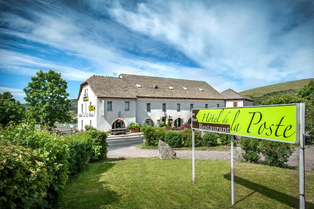 Châteauneuf-de-RandonHôtel Restaurant de la Poste et La Grange Détente, espace bien-être的房屋前的黄色标志