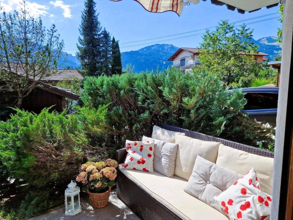 上迈塞尔施泰因Ferienwohnung Alpenherz的阳台上的白色沙发,配有枕头