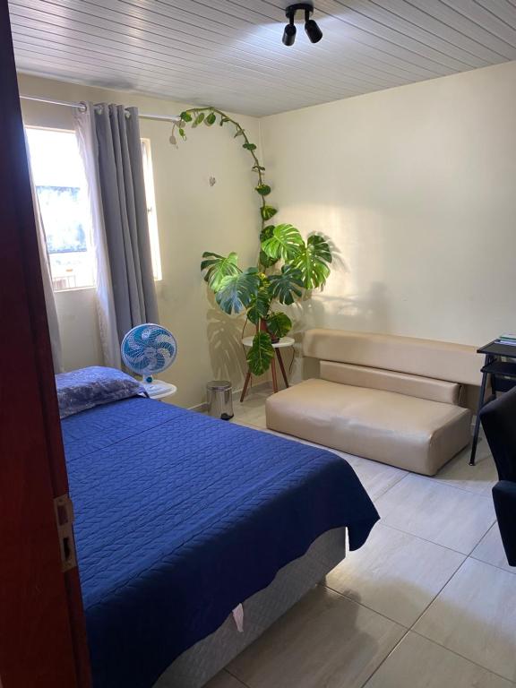 纳塔尔Nosso lar em Natal - quarto的一间卧室配有蓝色的床和植物