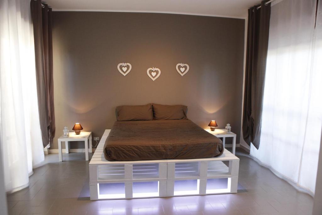 巴里卡萨图阿康姆公寓的卧室配有一张墙上心灵床