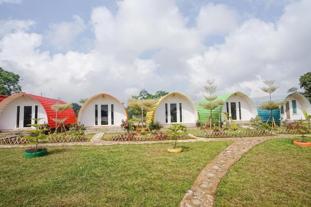 PadanganRainbow Glamping的一堆小屋,有色彩缤纷的屋顶