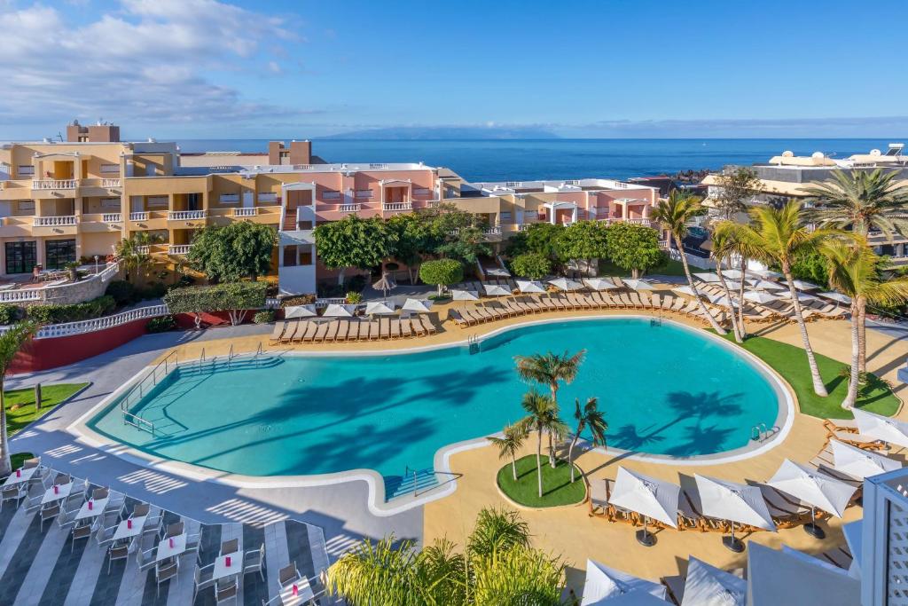 圣地亚哥港阿勒格罗伊索拉酒店的享有度假村游泳池的空中景致