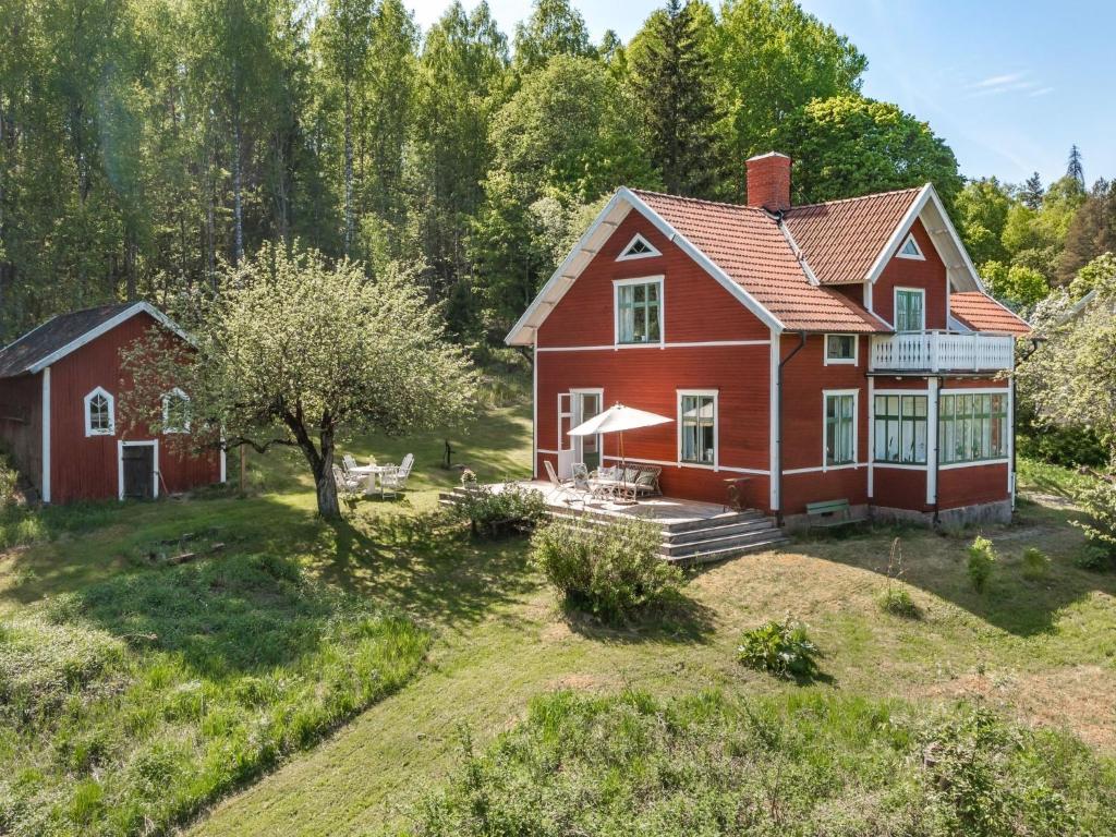 SkinnskattebergHoliday Home Idyllen - VML115 by Interhome的红色房子的空中景色
