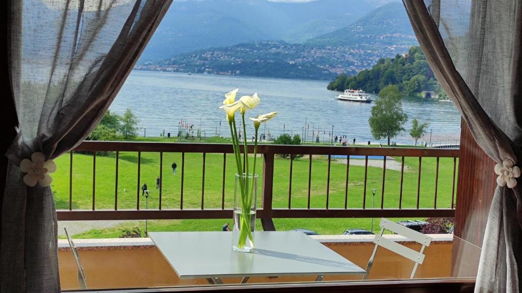 拉韦诺Lily Lake Maggiore的窗前桌子上花的花瓶