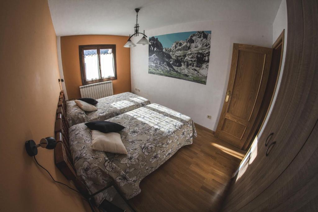 皮德拉菲塔德雅卡Rincón de bachatos的一间卧室设有一张床和一个窗口