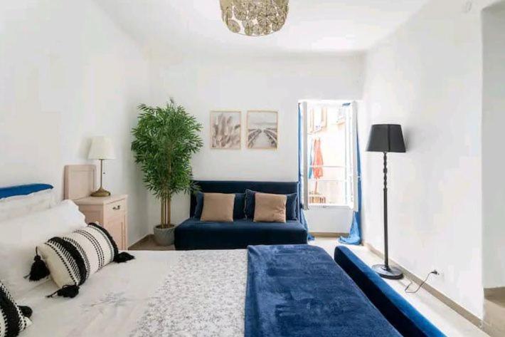 多尔切阿夸Casa Eva的一间卧室配有一张大床和一张蓝色椅子