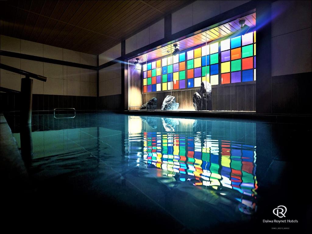 金泽Daiwa Roynet Hotel KANAZAWA-MIYABI的带彩色玻璃窗的游泳池客房
