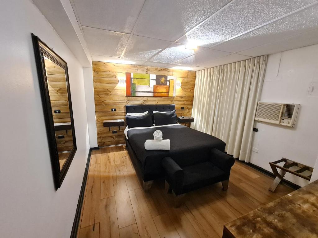 圣地亚哥Tremo Santa María 281的客厅配有床和沙发