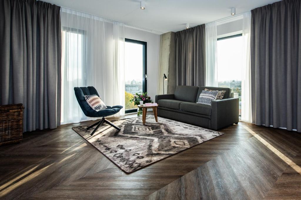 阿姆斯特丹Numa Amsterdam Docklands的客厅配有沙发和椅子