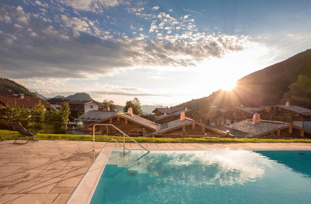 巴特欣德朗Alpin Chalets Oberjoch - Luxus Unterkunft mit privatem SPA und Zugang zu 3000 qm SPA Panoramahotel Oberjoch的度假村内带游泳池的别墅