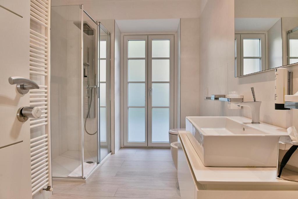 梅拉诺Wosching Haus Roemer Living的白色的浴室设有水槽和淋浴。