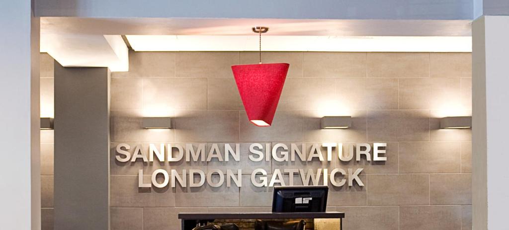 克劳利Sandman Signature London Gatwick Hotel的挂在墙上的红灯