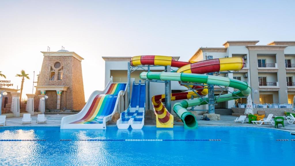 艾因苏赫纳LASIRENA MANI EGYPT-Family Only的游泳池里的一个色彩缤纷的水滑梯